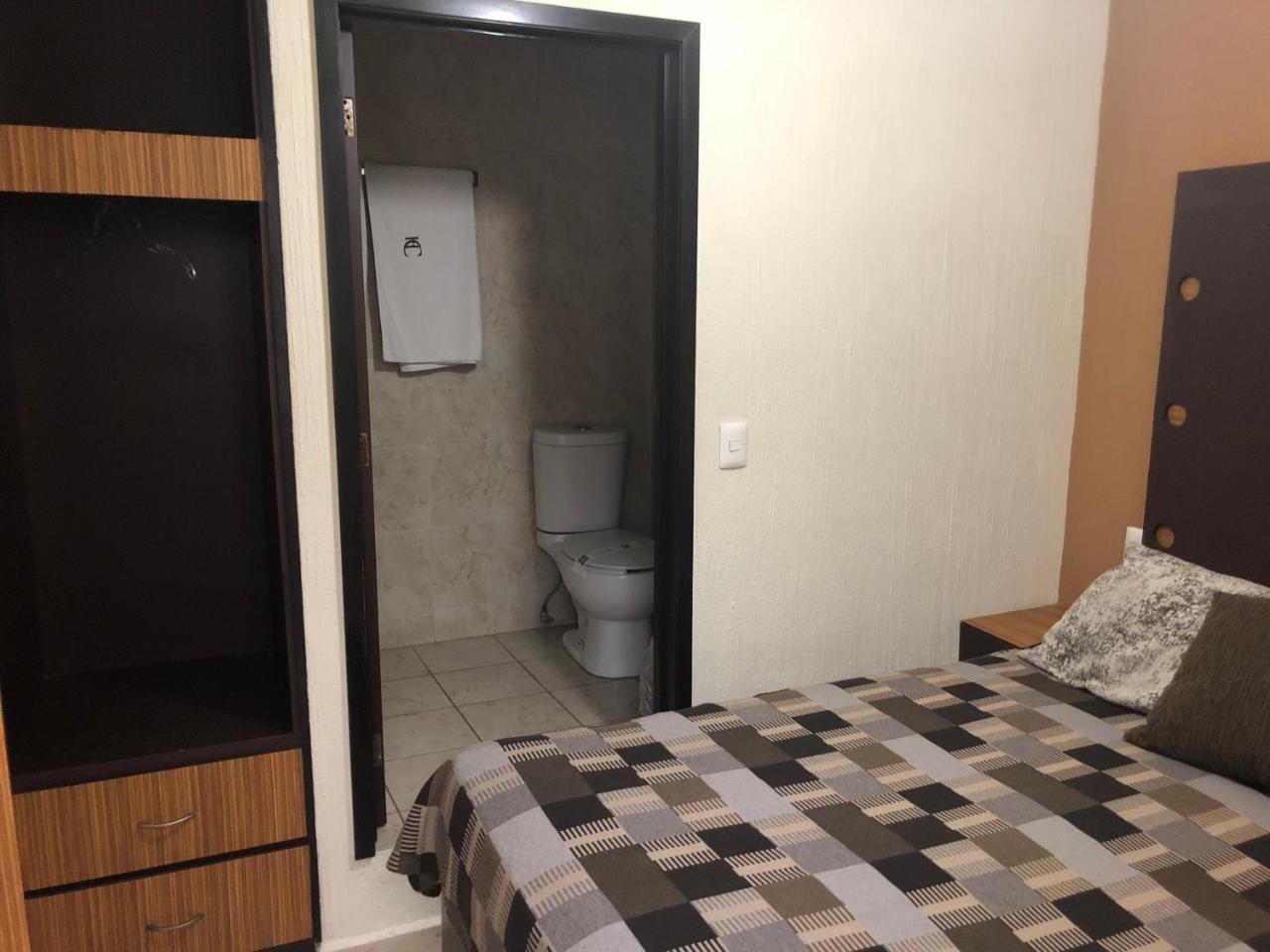 Hotel Del Carmen Леон Экстерьер фото